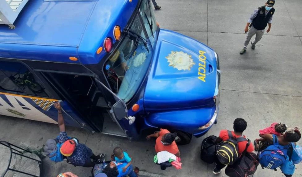 Policía de Guatemala Rrescata a más de un centenar de migrantes haitianos