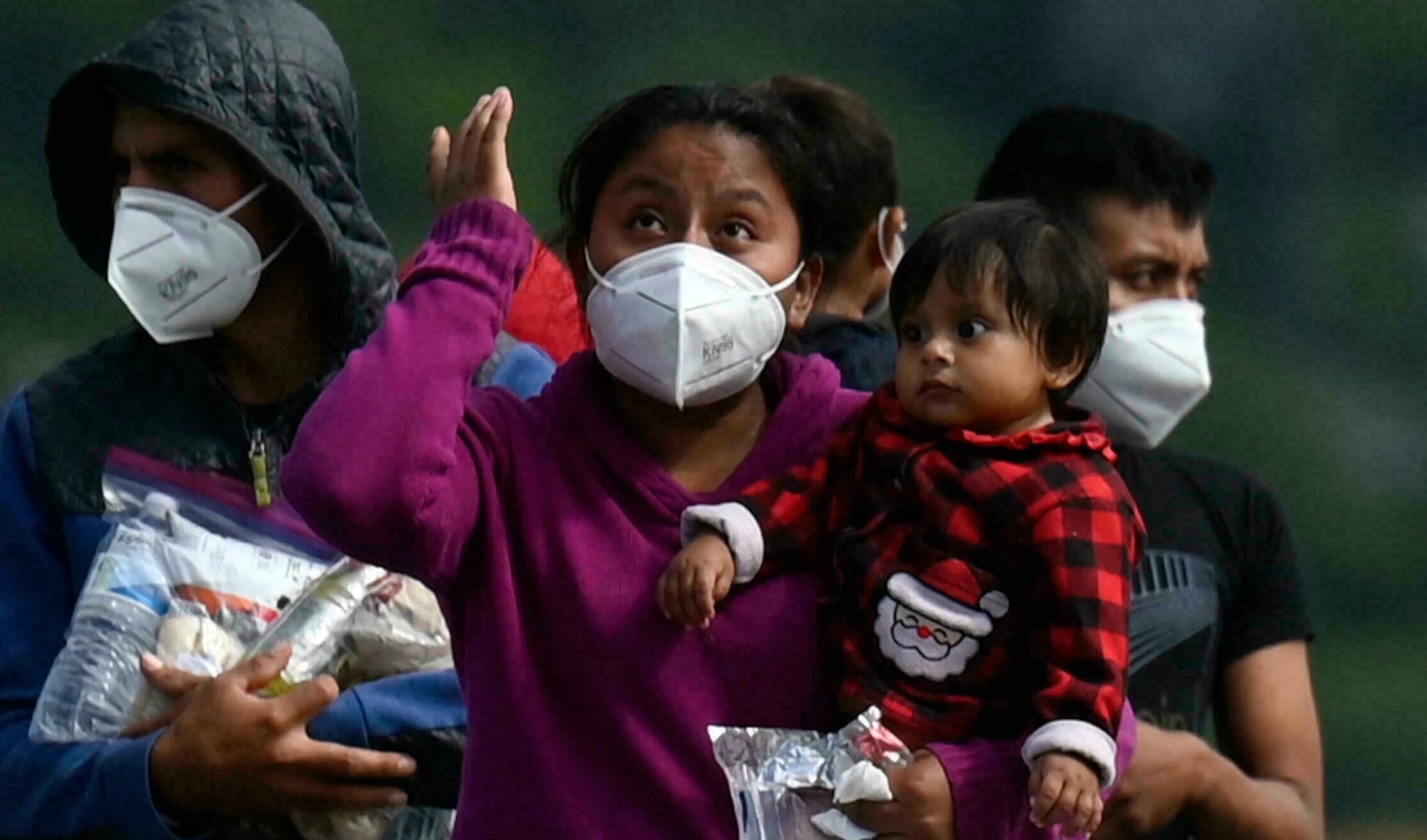 Guatemala trasladan a migrantes deportados de EEUU a El Salvador y Honduras