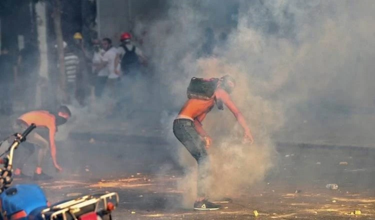 Reportan enfrentamientos entre fuerzas de seguridad libanesas y manifestantes en Beirut.