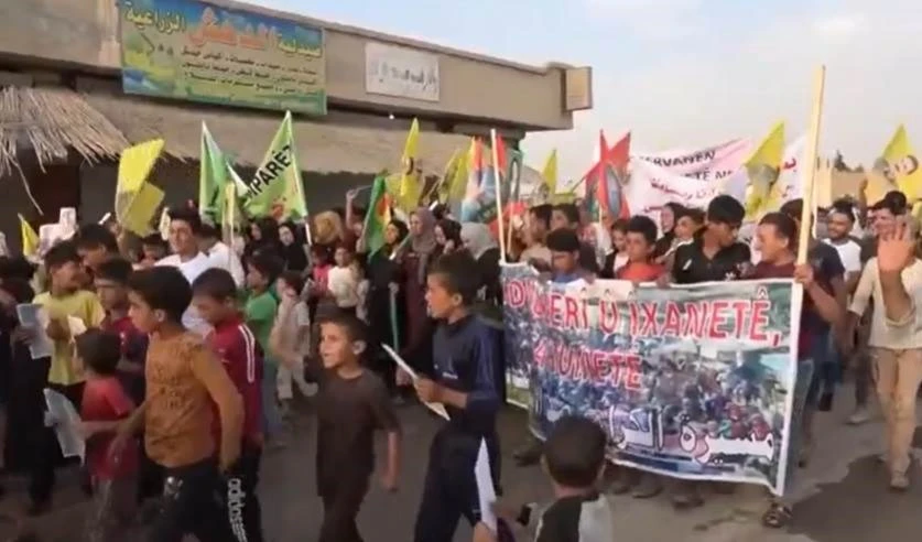 Cientos de sirios protestan contra la muerte de civiles en un ataque turco.