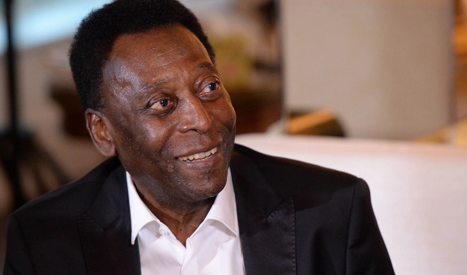 Pelé sigue en cuidados intensivos en Brasil pero se recupera