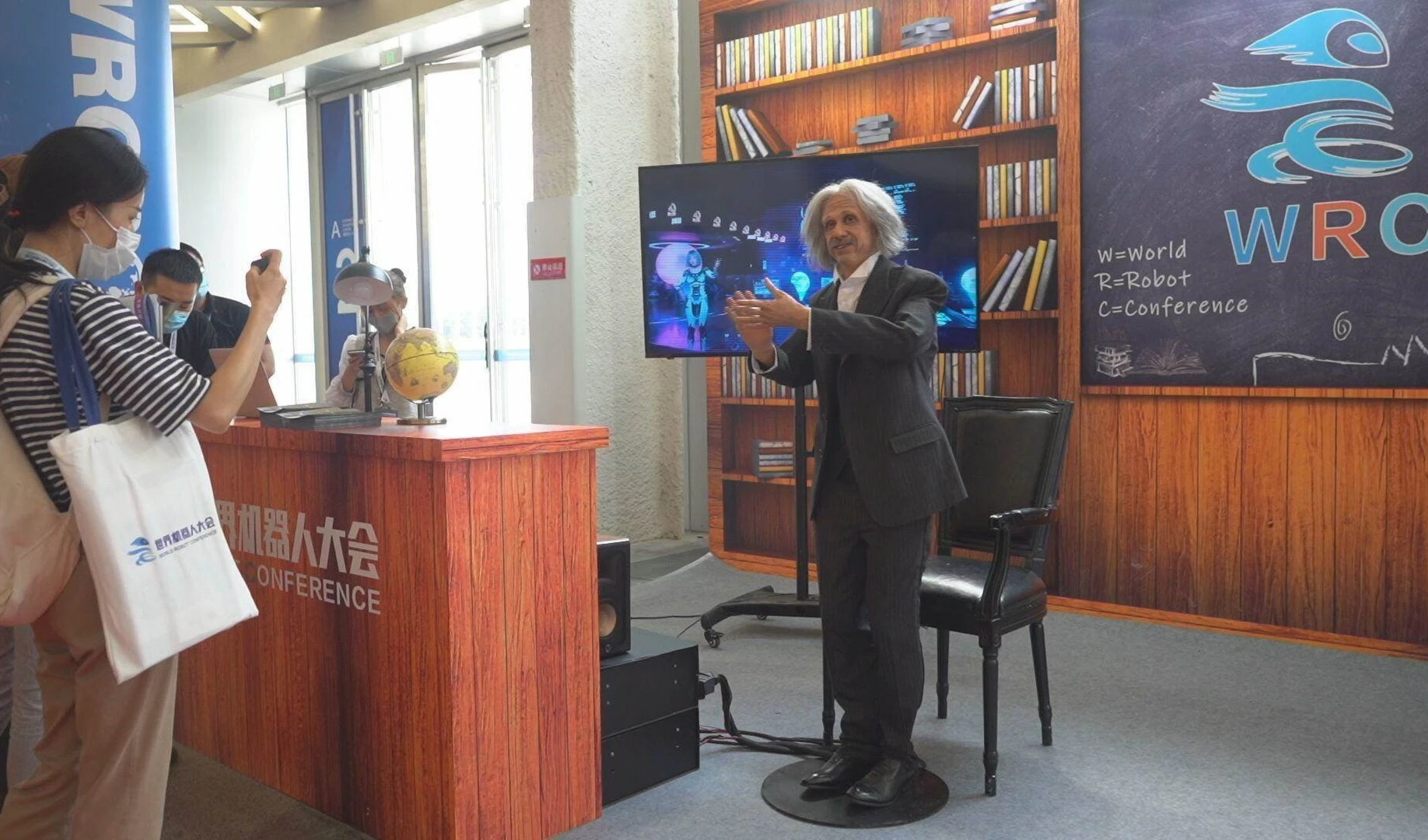 Robot con apariencia de Albert Einstein causa sensación evento chino