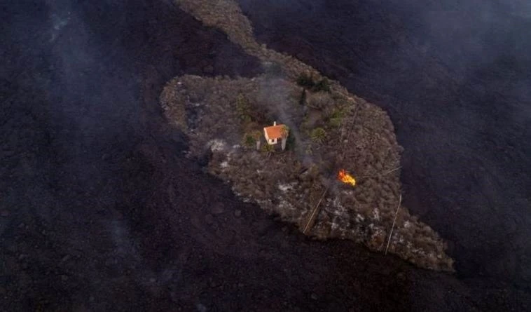 La residencia fue bautizada la "casa milagrosa" por haber sido afectada por el devastador paso de la lava, como muchas otras.
