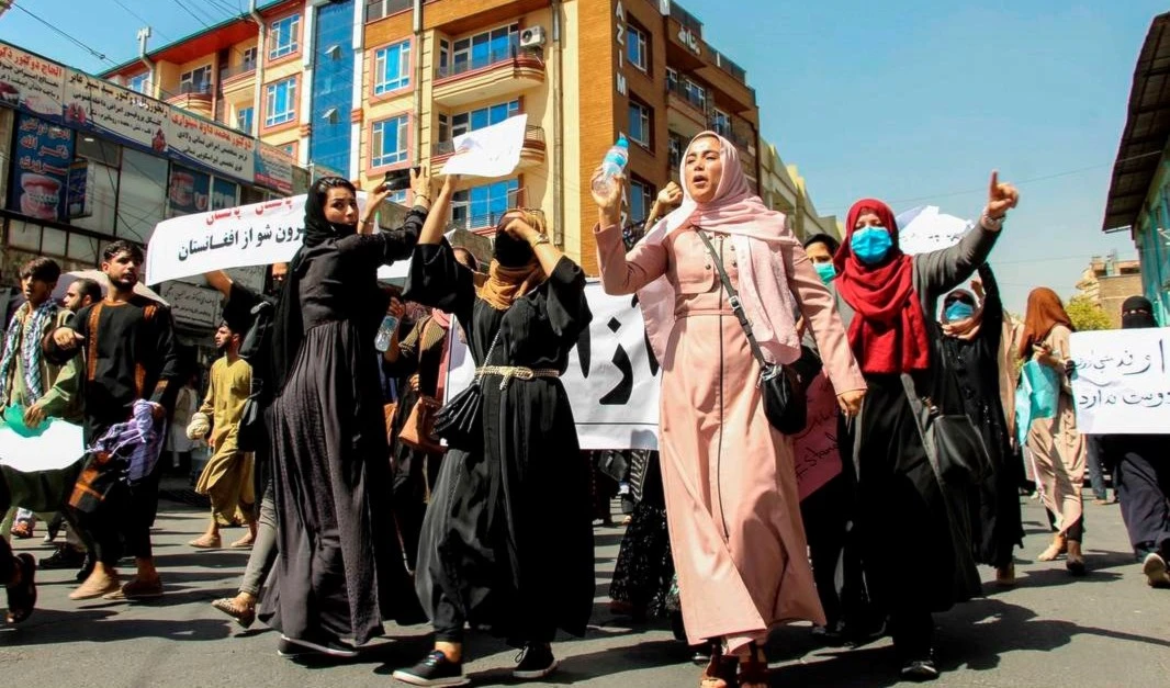 Varios heridos por disparos de los talibanes en una manifestación en Kabul.