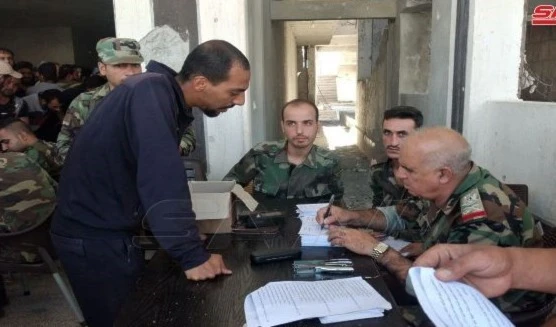 Continúa proceso de entrega de miembros de grupos armados en Deraa al-Balad.