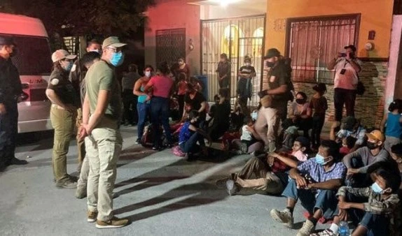Autoridades mexicanas rescatan migrantes en estado Nueva León Autoridades mexicanas rescatan migrantes en estado Nueva León