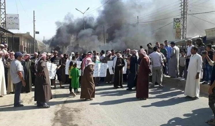 Sirios protestan contra fuerzas mercenarias pro-estadounidenses en Hasakeh.
