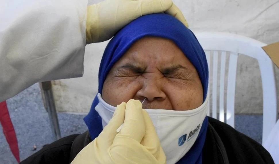 Túnez impone toque de queda nocturno por aumento de casos de COVID-19.