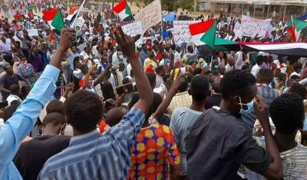 Aumentan las bajas en las protestas sudanesas y muere un agente de seguridad.