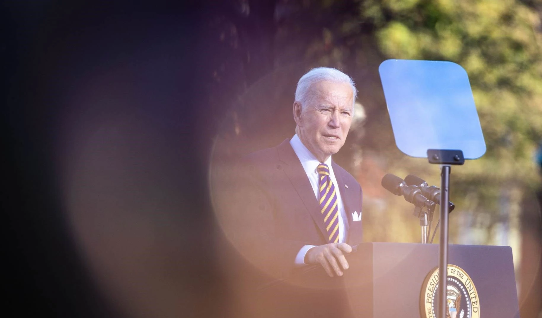 Critica a Biden por sus "señales contradictorias" sobre los derechos humanos.