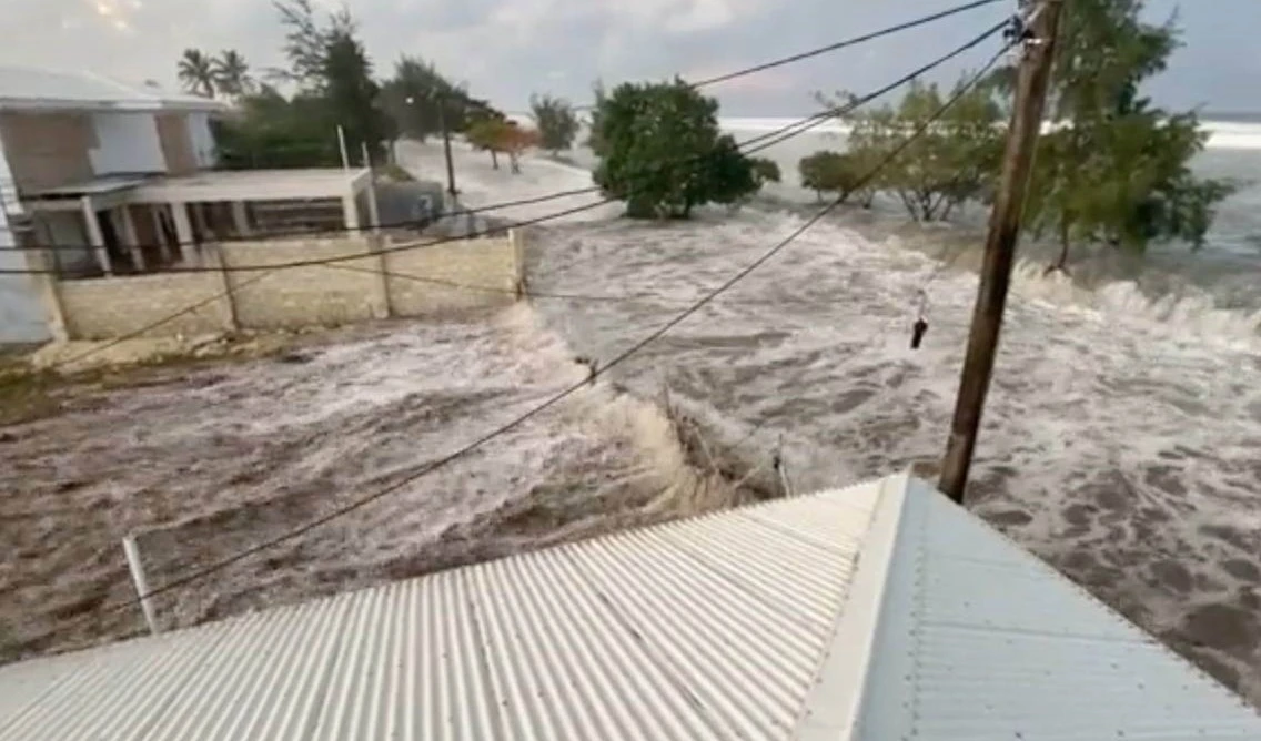 Chile anuncia Estado de Precaución por la erupción del volcán y alerta de tsunami en Tonga