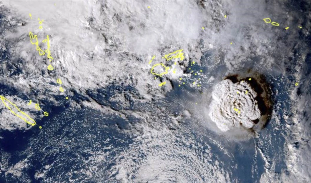 El tsunami generado por la erupción de Tonga golpea las costas de Japón y pone en alerta a Estados Unidos El tsunami generado por la erupción de Tonga golpea las costas de Japón y pone en alerta a Estados Unidos