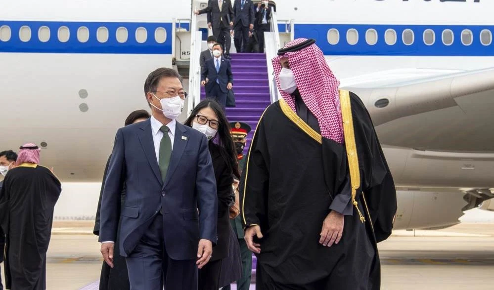 Presidente surcoreano visita Arabia Saudí y se reúne con el príncipe heredero.
