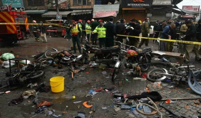 Explosión de bomba deja dos muertos y 26 heridos al este de Pakistán.