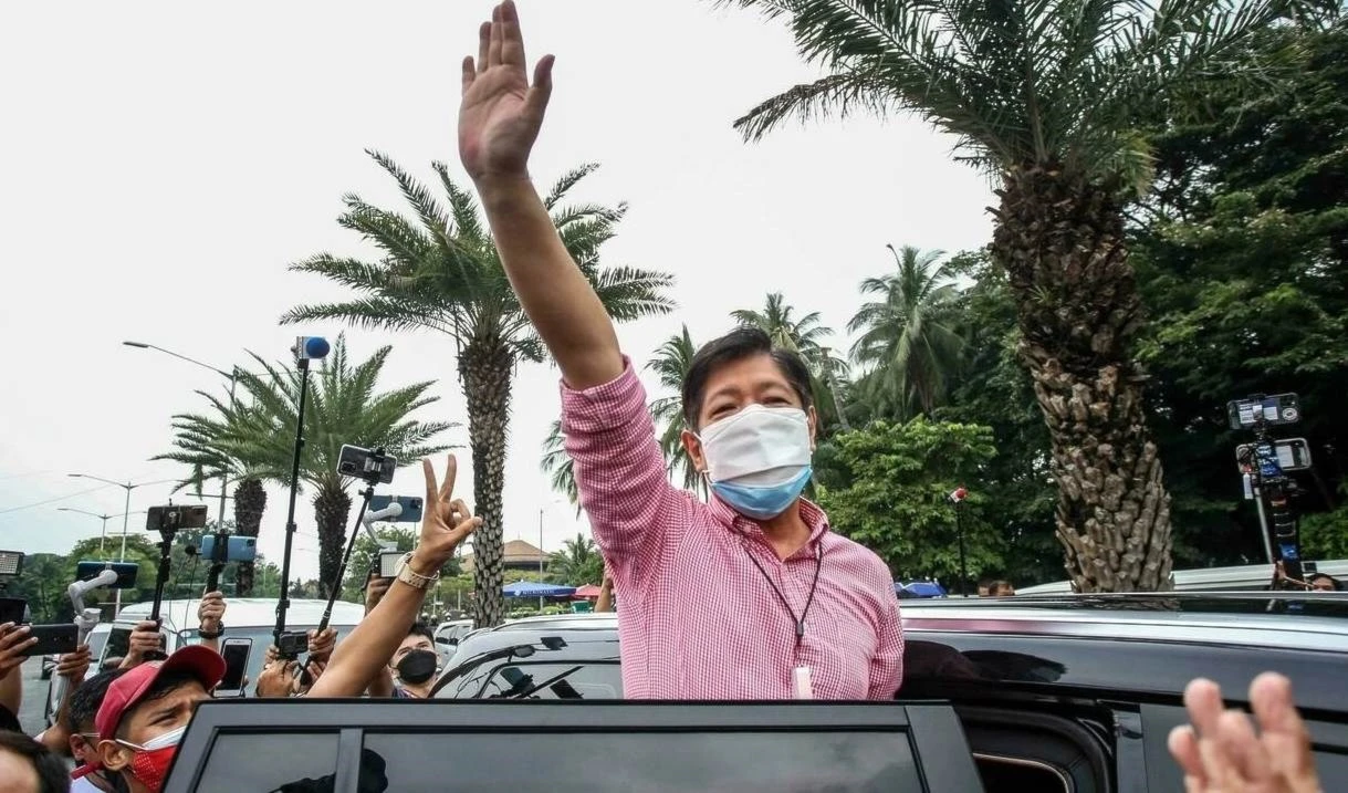 El exsenador filipino Ferdinand "Bongbong" Marcos Jr. mantiene una enorme ventaja sobre su rival más cercano Leni Robredo.