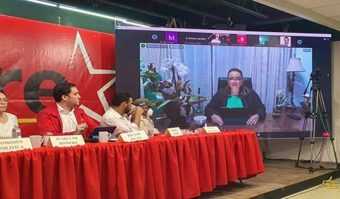 Presidenta de Honduras expulsa a 18 diputados del partido Libre.