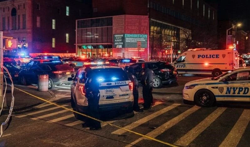 Muere agente de la policía de Nueva York y otro resulta herido en un tiroteo.