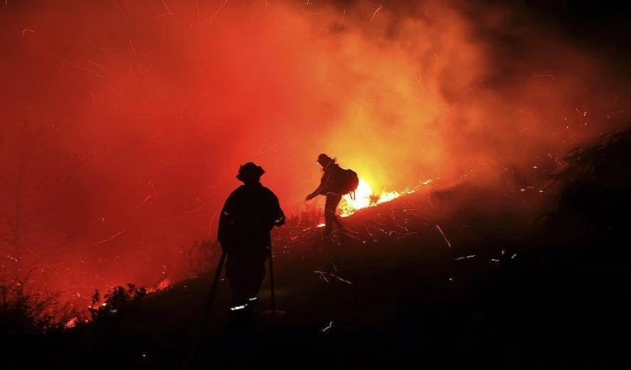 Evacuaciones por fuego incontrolado en California