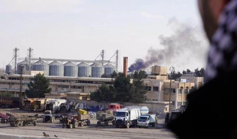 Prosiguen los enfrentamientos en la prisión de Al-Sinaa, en la localidad siria de Hasakeh.