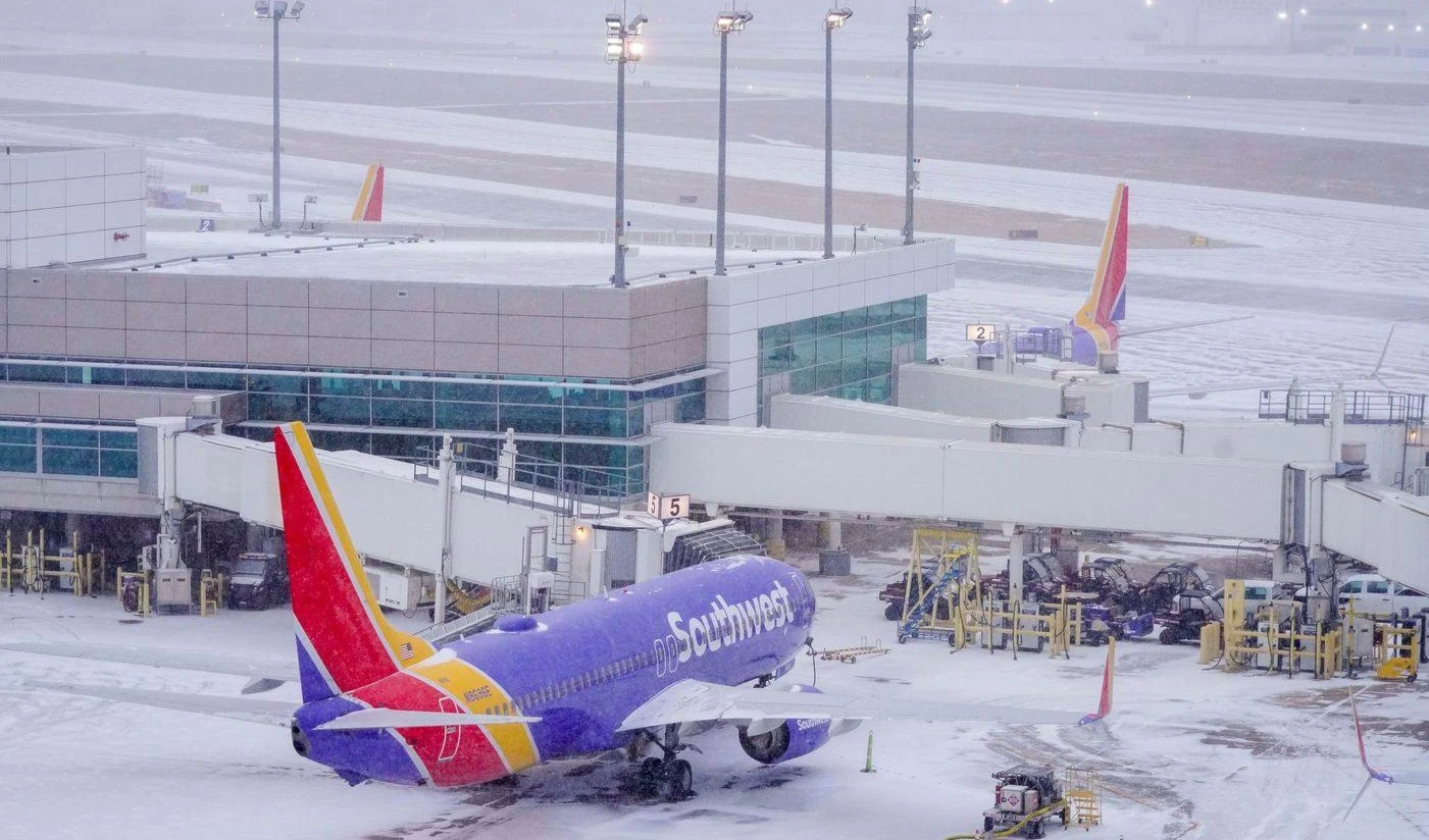 Tormenta invernal obliga a cancelar miles de vuelos en EE.UU.