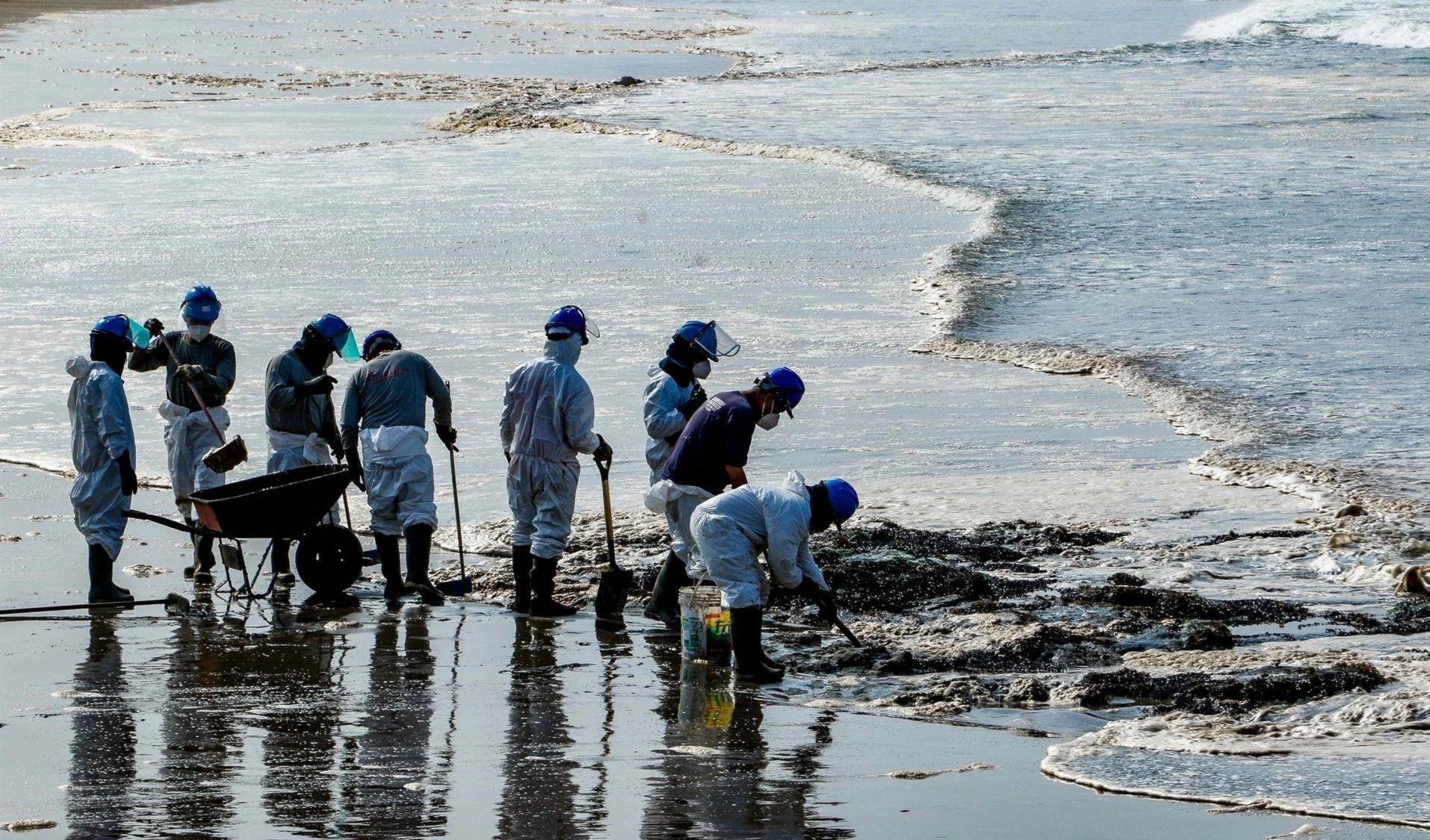 El presidente de Perú anunció que sancionarán a la empresa responsable del derrame
