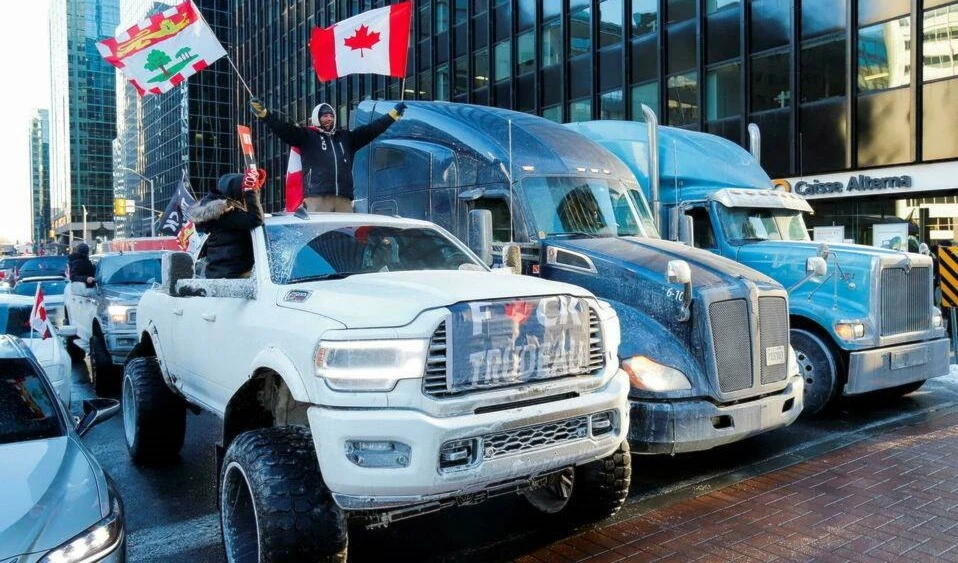Camioneros bloquean Ottawa en protesta por los mandatos de vacunas