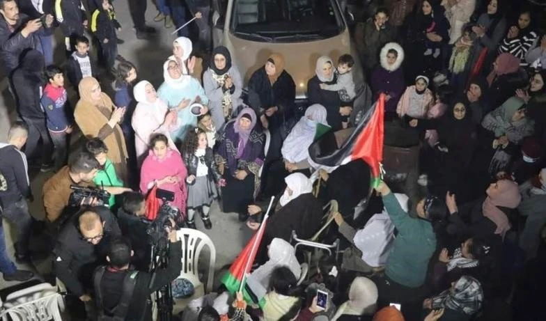 Palestinos celebran la liberación de Abu Hawash.