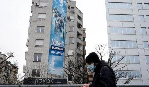 Revocan visado de Novak Djokovic en Australia por no vacunarse