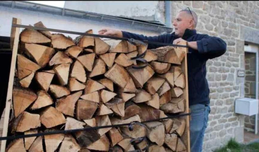 Europeos cortan leña para soportar el crudo invierno.