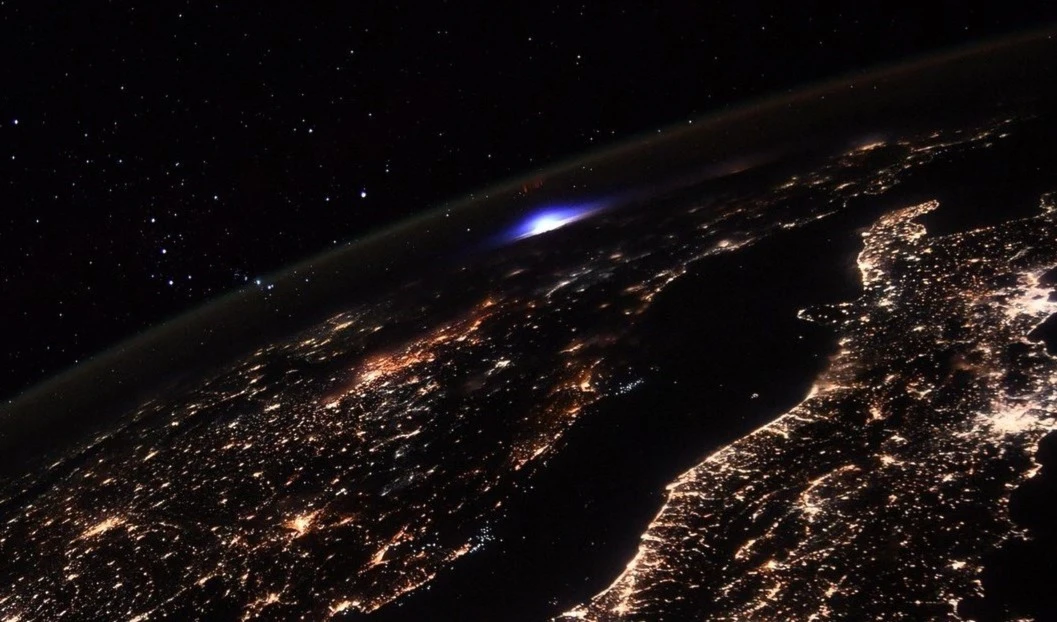 "Manchas azules” sobre la atmósfera de la Tierra. Foto: NASA.