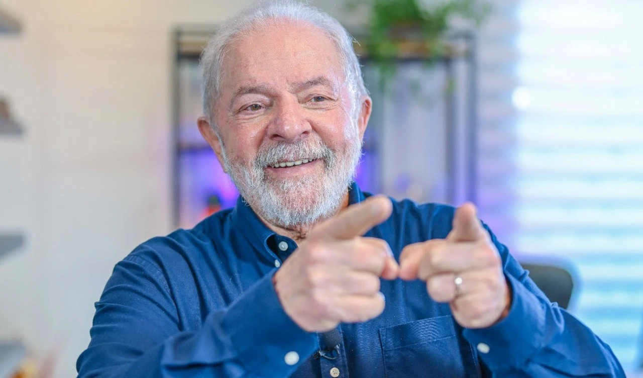 Al considerar el total de votos, el líder Partido de los Trabajadores, aparece con el 49 por ciento, mientras que su contrincante alcanza 45 puntos porcentuales.