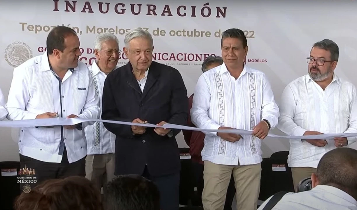 AMLO inaugura la ampliación de la carretera La Pera-Cuautla, tras 10 años en construcción.