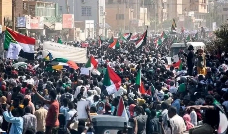 Protestan marcan primer aniversario de golpe de Estado en Sudán