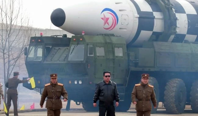 Corea del Norte mantiene que su arsenal nuclear está destinado únicamente a la autodefensa, y critica los ejercicios militares conjuntos de Estados Unidos y Corea del Sur.