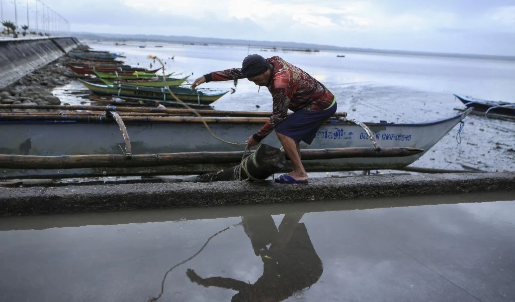 Un pescador en la provincia de Sorsogon, en Filipinas. Foto: AFP.