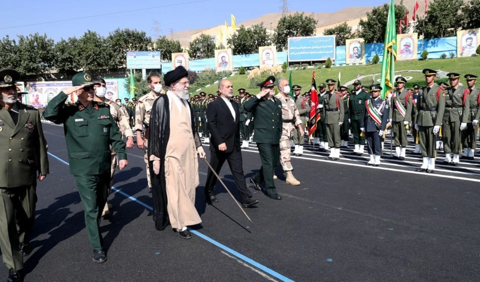 El ayatollah Khamenei en la ceremonia conjunta de graduación de los cadetes que estudian en las academias de las Fuerzas Armadas de la República Islámica de Irán.