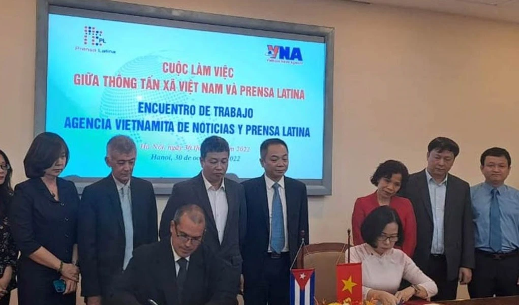 La directora general de la Agencia Vietnamita de Noticias, Vu Viet Trang, y su homólogo de Prensa Latina, Luis Enrique González, suscribieron el acta del encuentro bilateral sostenido en Hanoi.