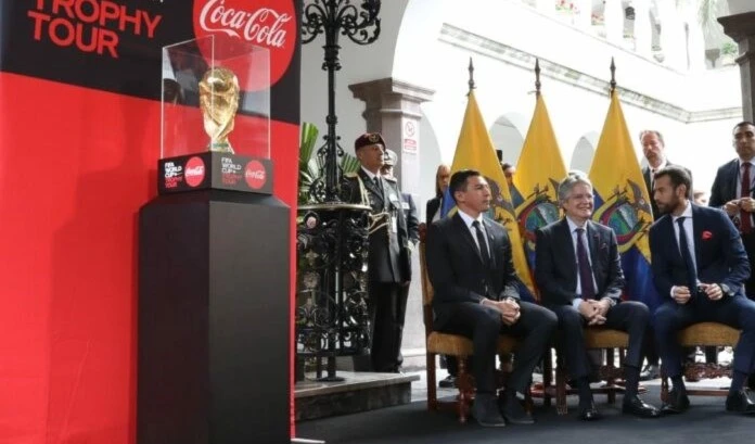 Ecuador recibe la copa del Mundial de Qatar 2022