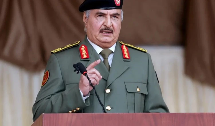 El comandante del ejército libio, el mariscal de campo Khalifa Haftar.