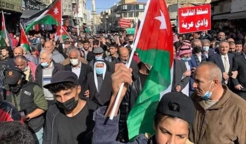 Activistas jordanos realizaron una sentada de protesta frente a la sede del Ministerio del Agua, en Amman, para condenar un acuerdo entre su país, Emiratos Árabes Unidos e "Israel" sobre el agua.