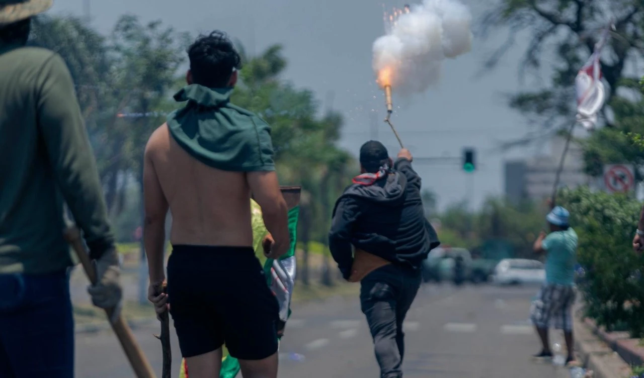 Grupos cívicos queman sede de central sindical en Santa Cruz