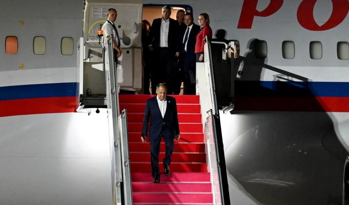 El canciller ruso  Serguei Lavrov durante su arribo a Bali, Indonesia.