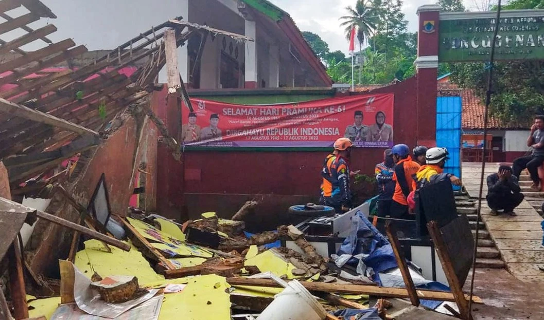 Indonesia reporta decenas de fallecidos tras sismo de magnitud 5,6. Foto: AP.