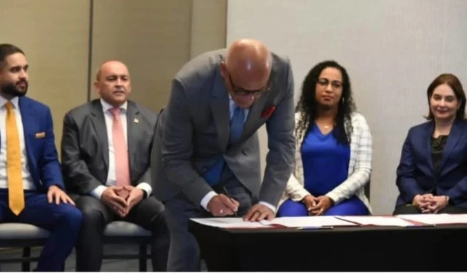 El jefe de la Delegación de Venezuela, Jorge Rodríguez, firma el II Acuerdo Parcial en México.