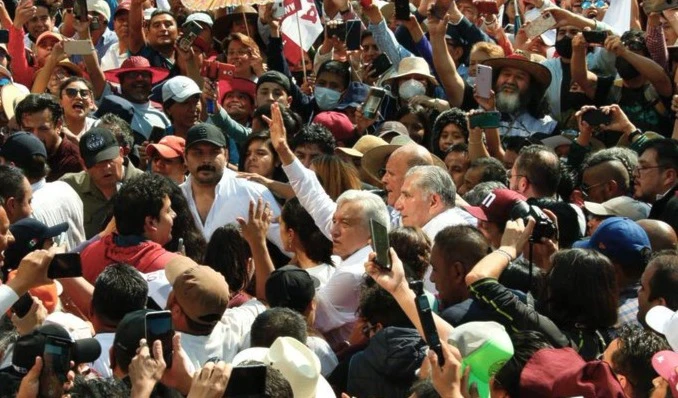 López Obrador brinda informe de gestión en acto multitudinario