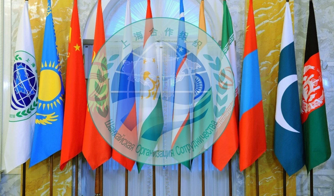 Banderas de los países que integran la Organización para la Cooperación de Shanghái.