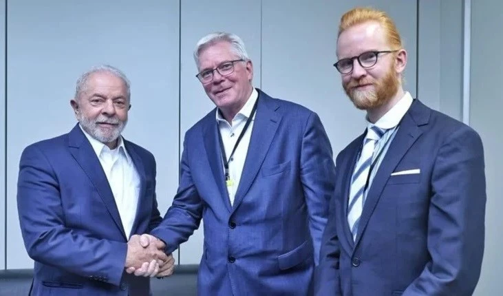 Lula se reúne con el editor en jefe de la plataforma WikiLeaks, Kristinn Hrafnsson, y el editor Joseph Farrell.