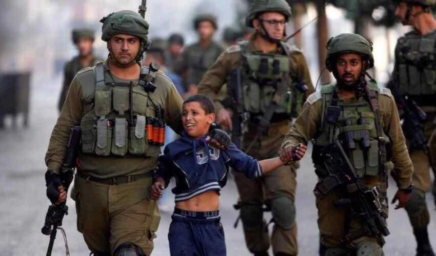 Fuerzas israelíes detienen a un niño palestino.