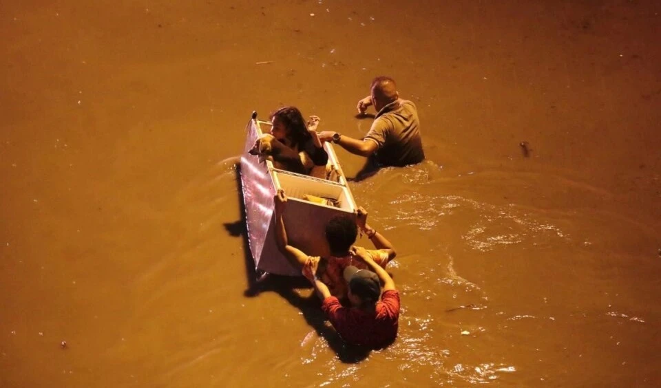 Rescatistas salvaguardan a unos niños. Foto: EFE.