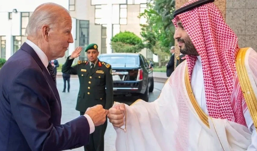 Biden y Bin Salman se saludan.